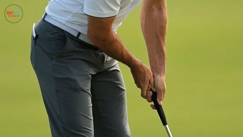 cầm gậy golf putter theo kiểu cross hand