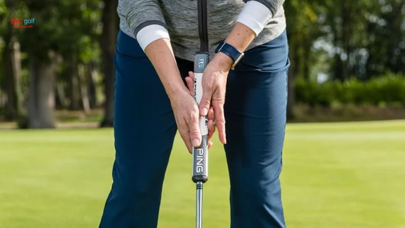 cầm gậy golf putter theo kiểu reverse overlap
