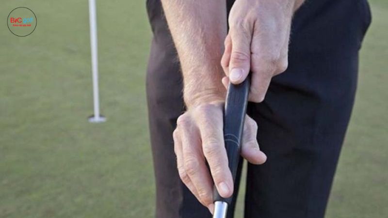 cầm gậy golf putter theo kiểu claw