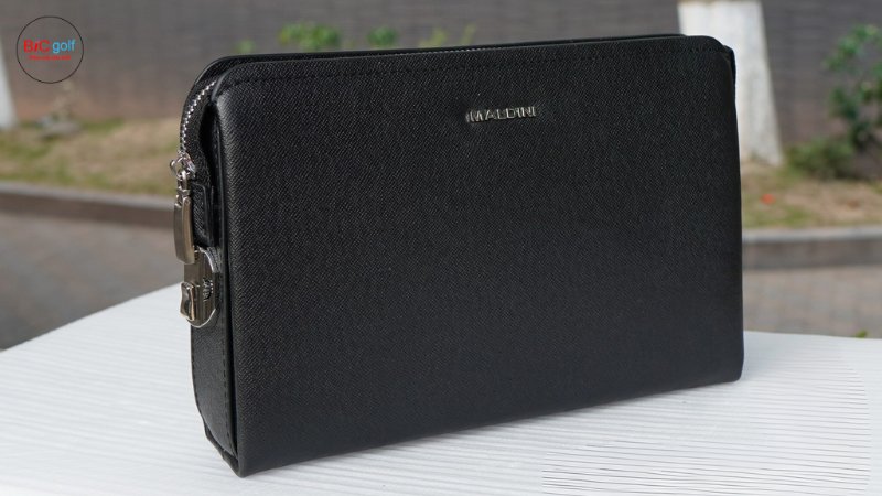 Đặc điểm của túi Clutch cầm tay khóa số da Taiga