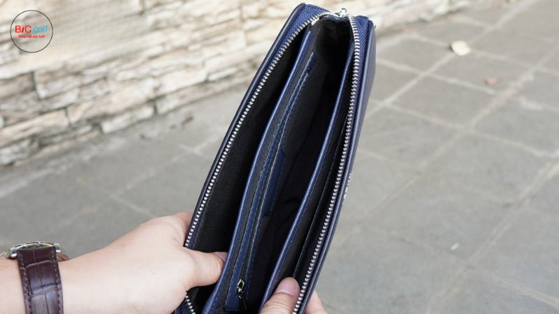 Ưu điểm của túi Clutch cầm tay khóa số da Taiga